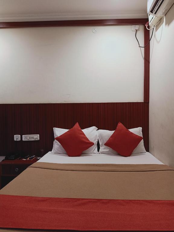 Voodi või voodid majutusasutuse Hotel Neem Tree Hyderabad Airport toas