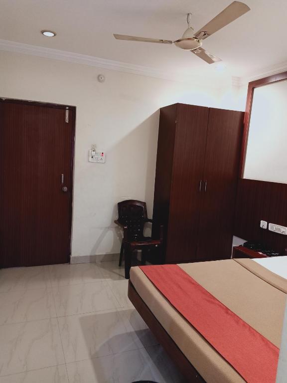Voodi või voodid majutusasutuse Hotel Neem Tree Hyderabad Airport toas
