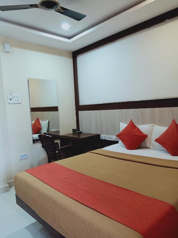 Voodi või voodid majutusasutuse Hotel Neem Tree Hyderabad Airport toas