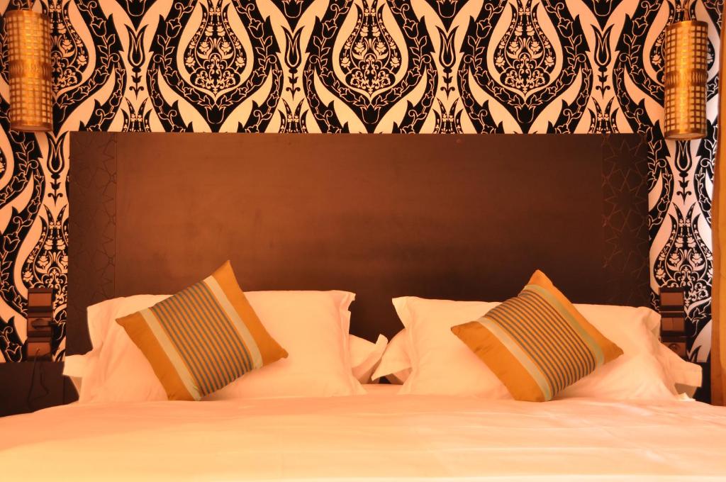 سرير أو أسرّة في غرفة في Palais Riad Reda & Spa