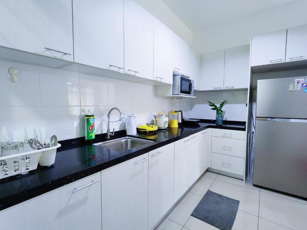Kuchyň nebo kuchyňský kout v ubytování Dwiputra Presint 15 at Putrajaya Blissful Suite