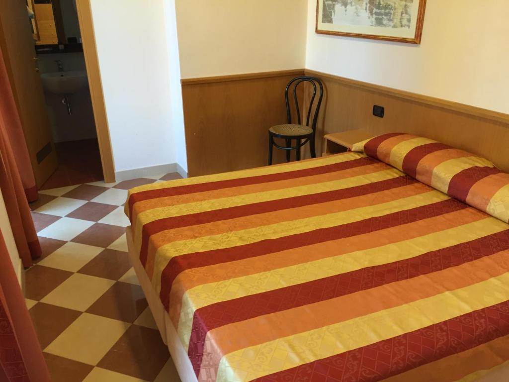 Łóżko lub łóżka w pokoju w obiekcie Hotel Fiorella