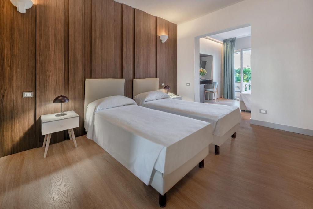 Posteľ alebo postele v izbe v ubytovaní Hotel Riva del Sole