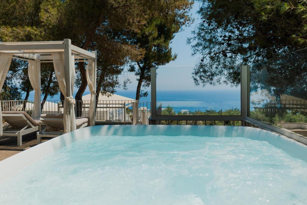 una vasca idromassaggio con vista sull'oceano di Marenea Suite Hotel - CDSHotels a Marittima