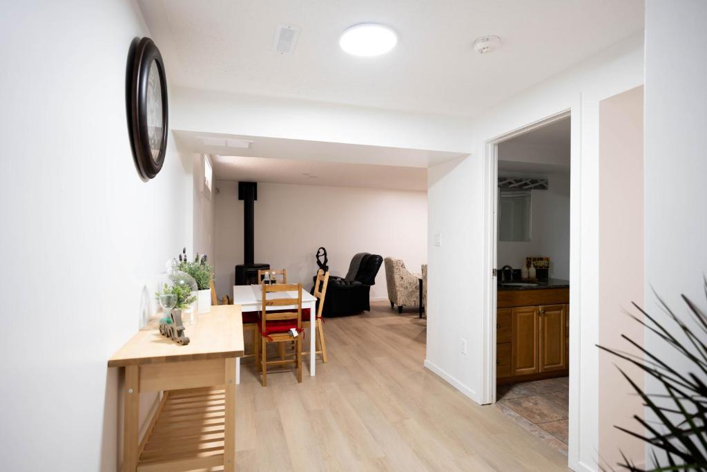 Cozy nestled basement, Leduc (updated prices 2024)