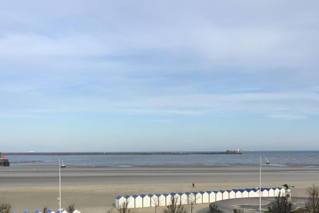 - une vue sur la plage et l'océan en arrière-plan dans l'établissement Nausicaà, Apmt bord de mer, 3ch, garage privé, à Boulogne-sur-Mer