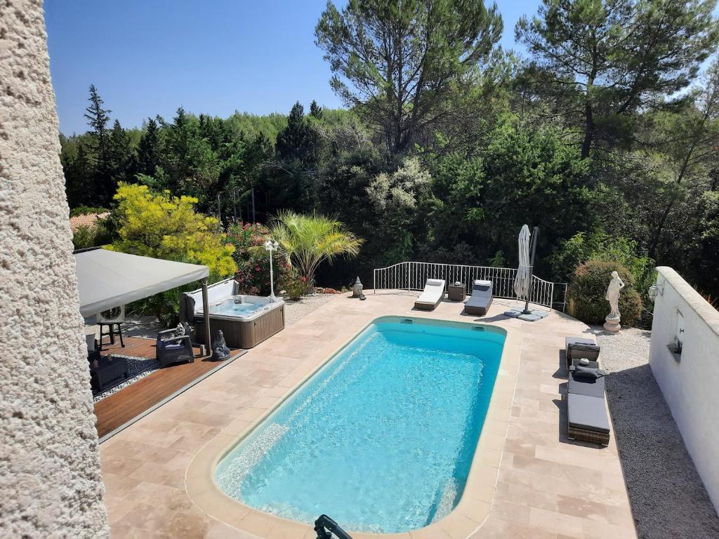 une piscine dans une cour avec un patio dans l'établissement LES LAVANDES, au Thoronet