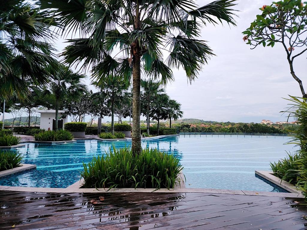 Bazén v ubytování Dwiputra Presint 15 at Putrajaya Blissful Suite nebo v jeho okolí