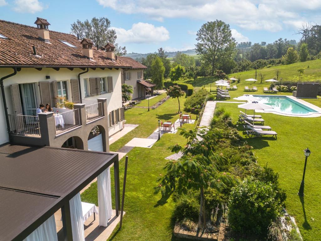 una vista aérea de un complejo con piscina en Resort Limax Acis, en La Morra