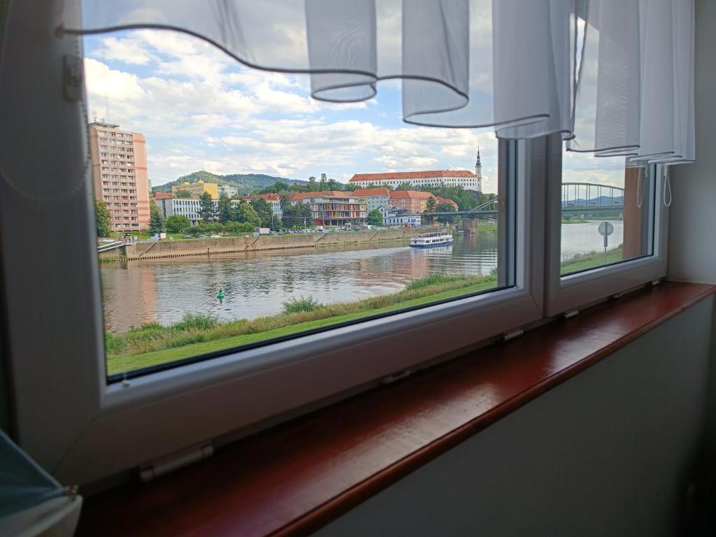 Výhled na řeku, která protéká v blízkosti apartmánu
