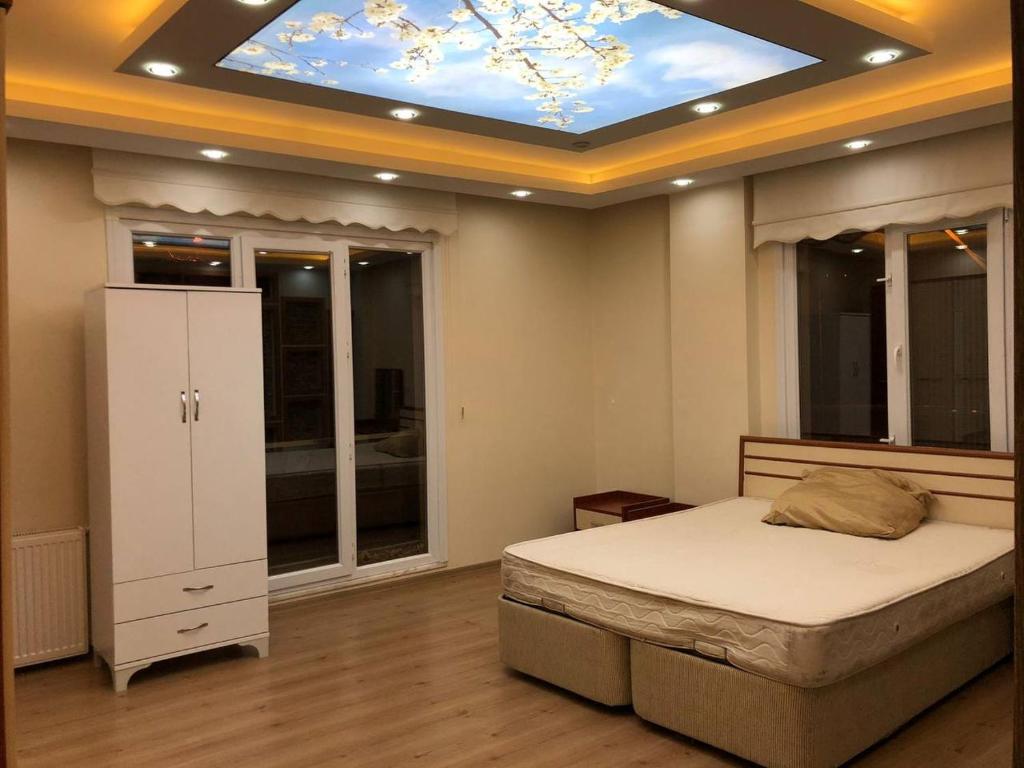 - une chambre avec un lit et un plafond avec une lucarne dans l'établissement Cottage Samanli, à Yalova