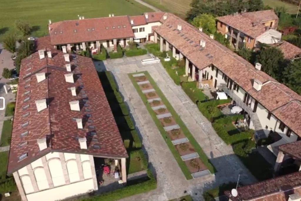 een luchtzicht op een huis met een binnenplaats bij Accogliente appartamento in cascina lombarda in Segrate