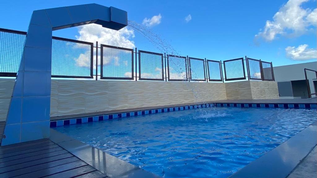 una piscina con una fuente de agua en Center Plaza Hotel, en Caruaru