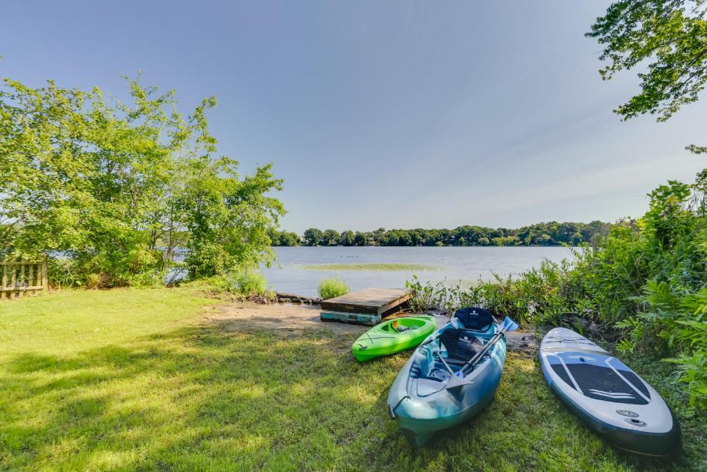 Waterfront Rhode Island Abode with Kayaks and Dock!, Warwick (updated