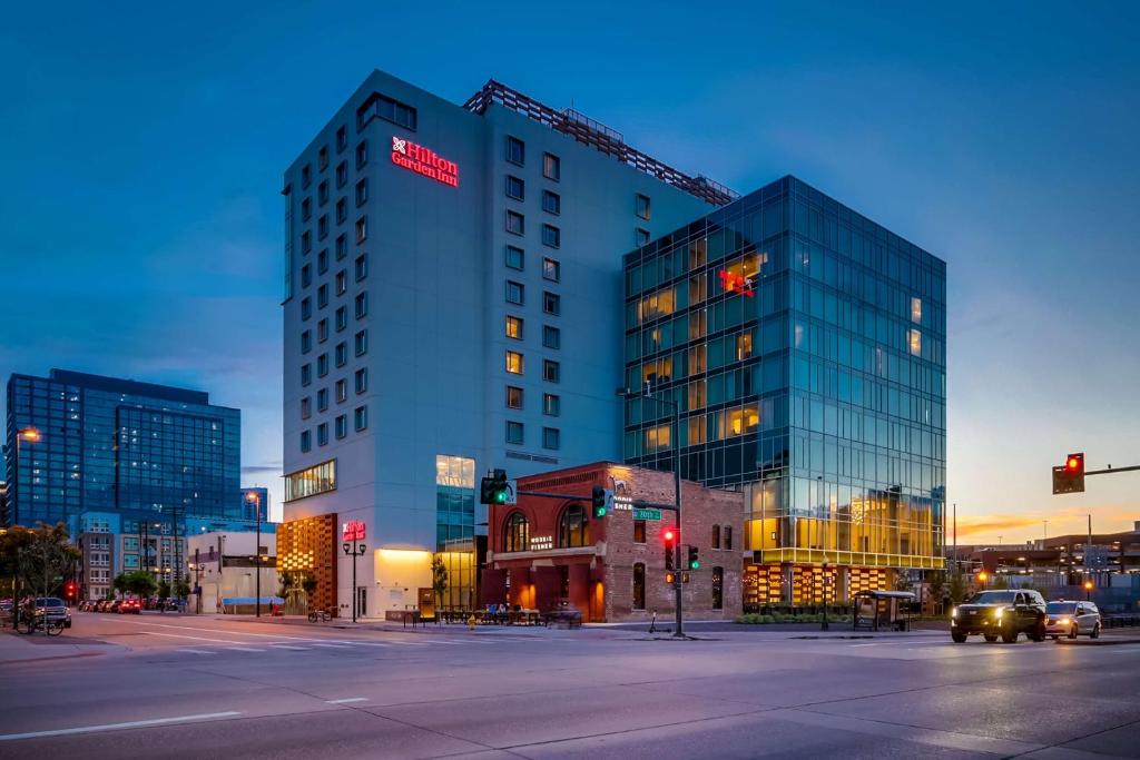 デンバーにあるHilton Garden Inn Denver Union Stationの鶴の上に建つ高い建物