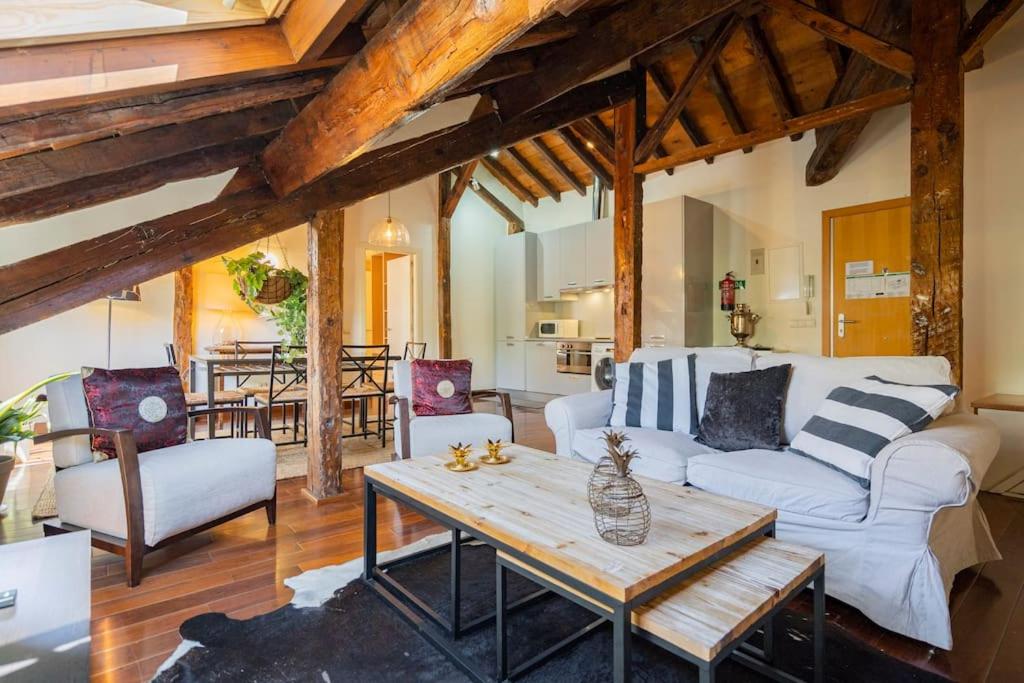 uma sala de estar com um sofá branco e uma mesa em Calm and bright apartment, center La Latina D.ALB em Madri