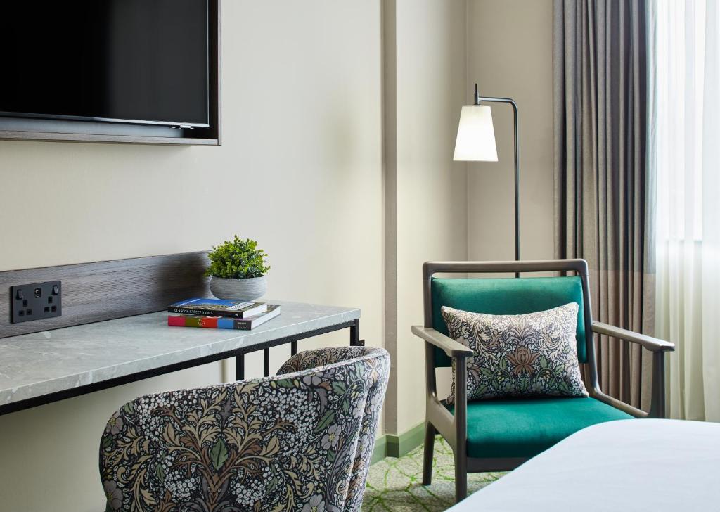 Cama ou camas em um quarto em Leonardo Royal Hotel Glasgow