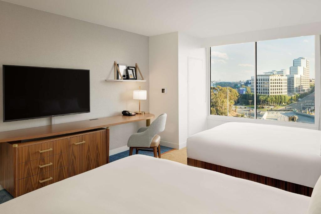 Hilton Los Angeles-Culver City, CA - 总理皇后区有两个大床 - 高地板