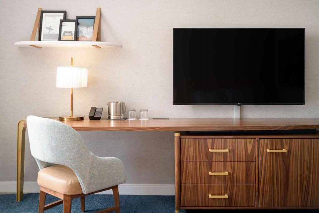 Hilton Los Angeles-Culver City, CA - King Room - Non-Smoking