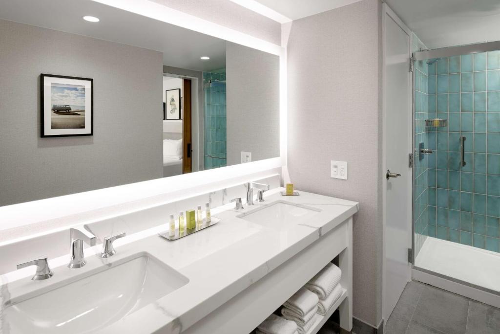Hilton Los Angeles-Culver City, CA - Presidential King Suite - Non-Smoking