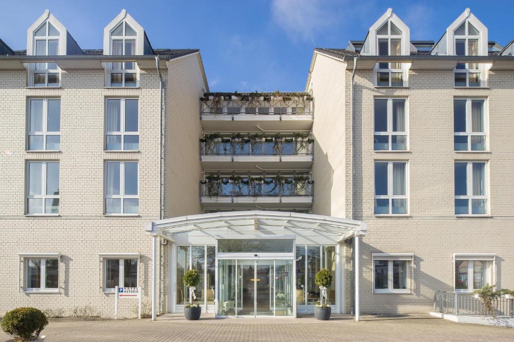 een extern uitzicht op een gebouw met een glazen ingang bij Trip Inn Hotel Astoria in Göttingen