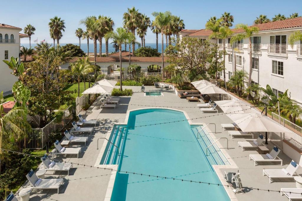 eine Aussicht über den Pool in einem Resort mit Palmen in der Unterkunft Hilton Garden Inn Carlsbad Beach in Carlsbad