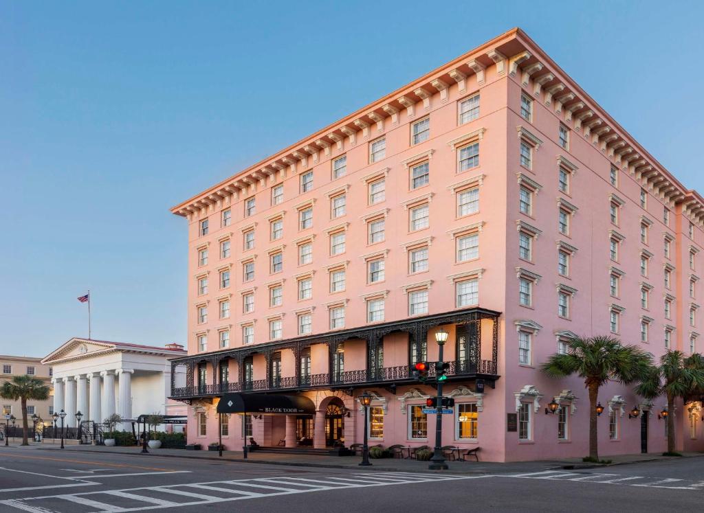 un edificio rosa en la esquina de una calle en Mills House Charleston, Curio Collection by Hilton en Charleston