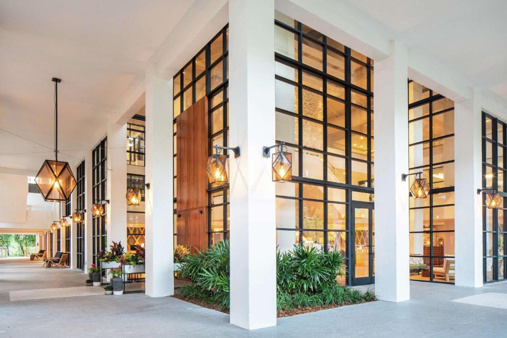 korytarz budynku z dużymi oknami w obiekcie Baker's Cay Resort Key Largo, Curio Collection By Hilton w mieście Key Largo