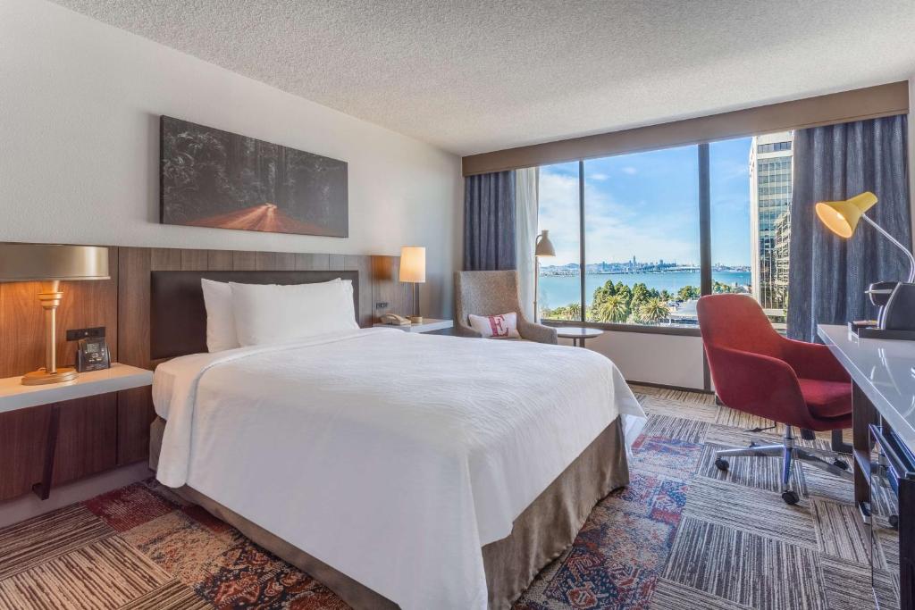 Hilton Garden Inn San Francisco/Oakland Bay Bridge - Queen Room With Mobility/Hearing Accessible Tub