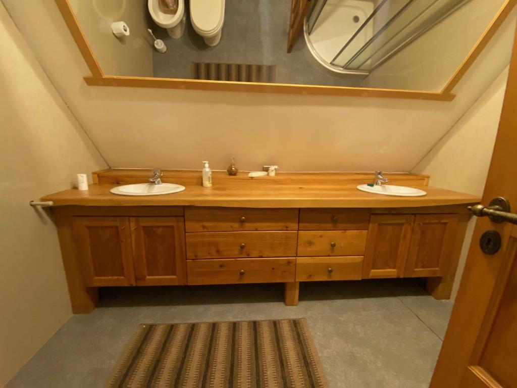 uma casa de banho com 2 lavatórios e um espelho grande em Habitaciones en Casa Familiar em Puerto Montt