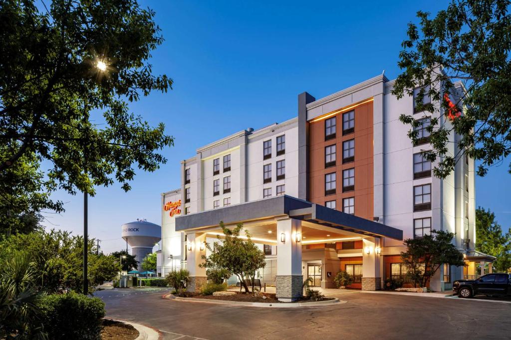 朗德羅克的住宿－Hampton Inn Austin Round Rock，酒店前面的 ⁇ 染