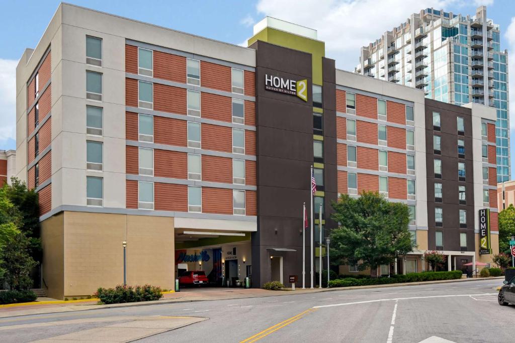 Un immeuble de bureaux avec un panneau de hong dessus dans l'établissement Home2 Suites by Hilton Nashville Vanderbilt, TN, à Nashville