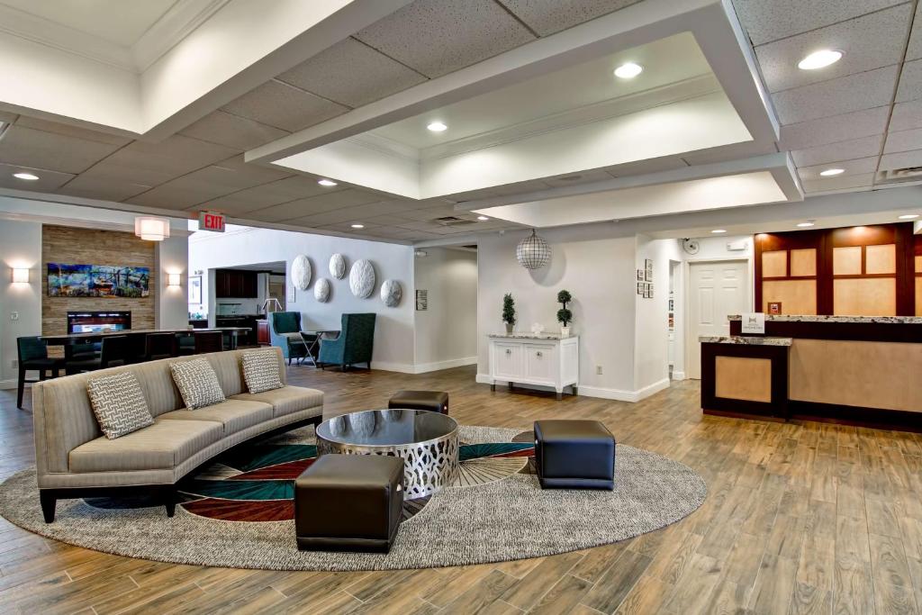 TV a/nebo společenská místnost v ubytování Homewood Suites by Hilton Newark-Cranford