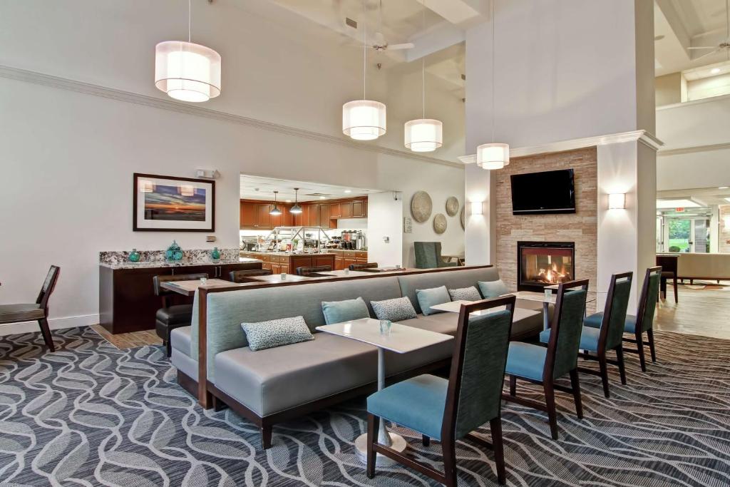 TV a/nebo společenská místnost v ubytování Homewood Suites by Hilton Newark-Cranford