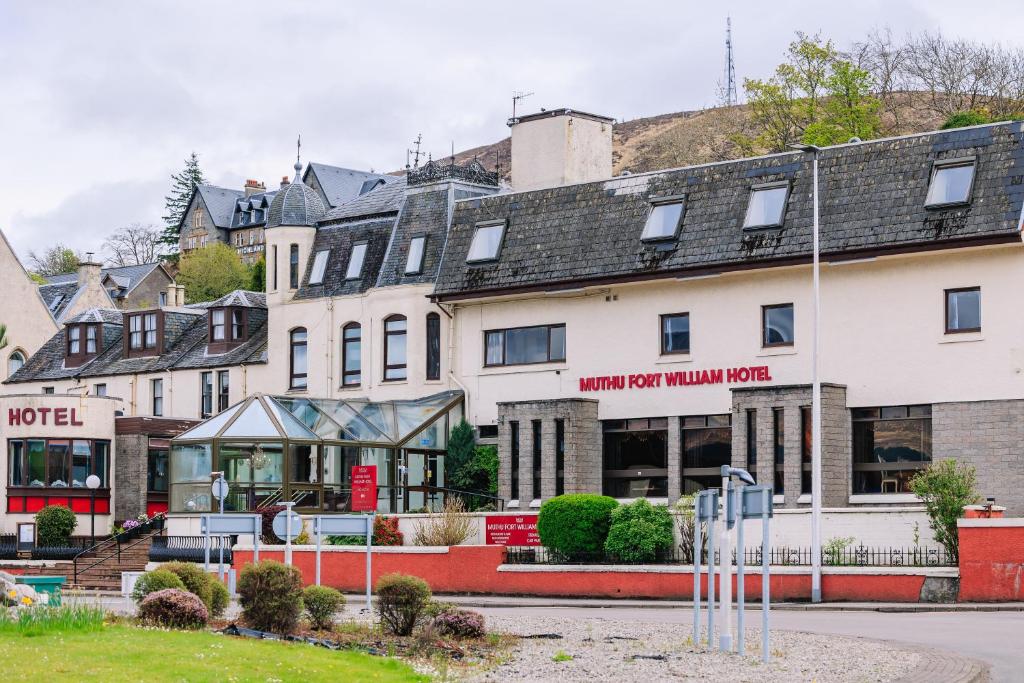 una fila de edificios en una ciudad en Muthu Fort William Hotel, en Fort William