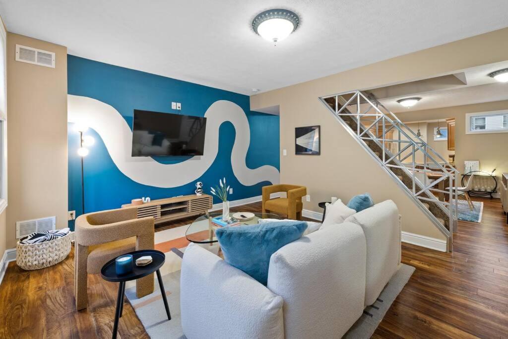 uma sala de estar com um sofá e uma televisão em Pittsburgh Gem - 5BR - Downtown Deck View em Pittsburgh