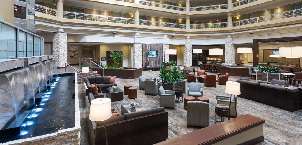 Posezení v ubytování Embassy Suites Denver Tech Center