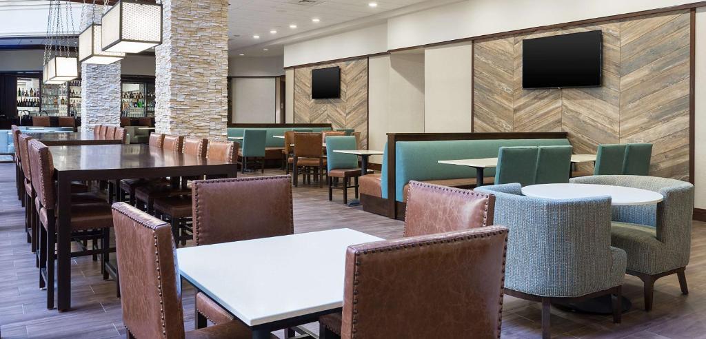 Posezení v ubytování Embassy Suites Denver Tech Center