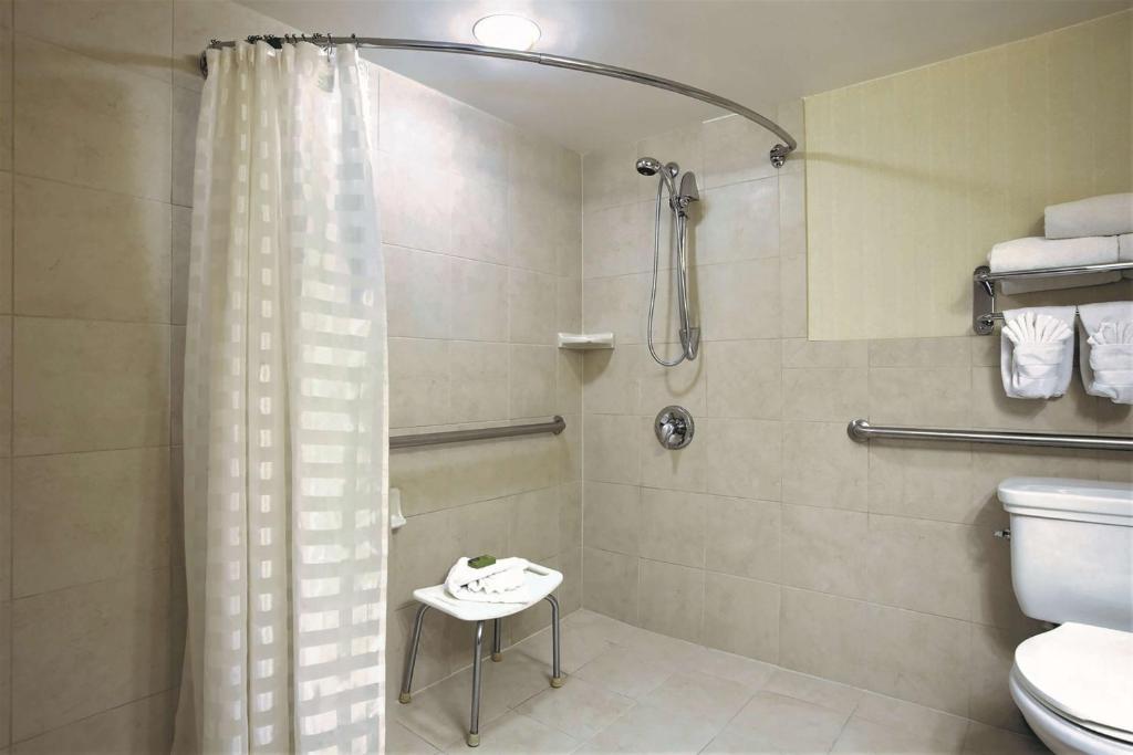 Koupelna v ubytování Embassy Suites Denver Tech Center