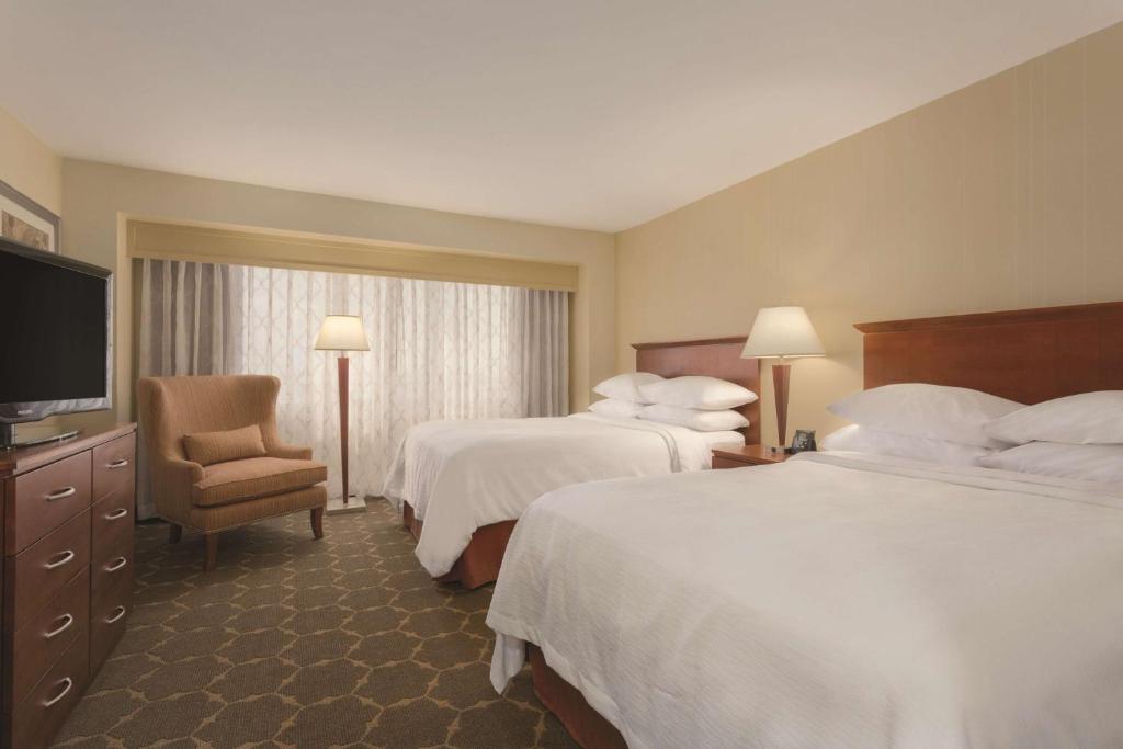 Postel nebo postele na pokoji v ubytování Embassy Suites Denver Tech Center