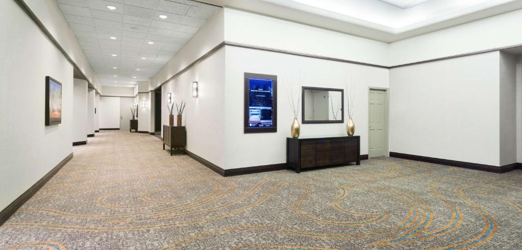 TV a/nebo společenská místnost v ubytování Embassy Suites Denver Tech Center
