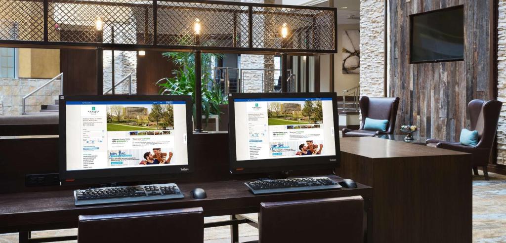 TV a/nebo společenská místnost v ubytování Embassy Suites Denver Tech Center