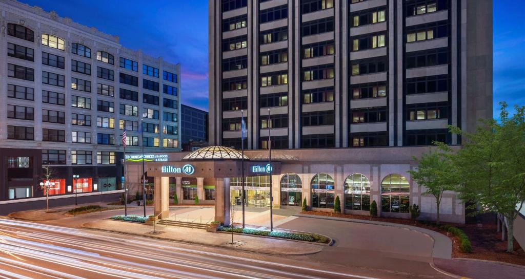 eine Stadtstraße mit einem Gebäude und einem Pavillon in der Unterkunft Hilton Indianapolis Hotel & Suites in Indianapolis