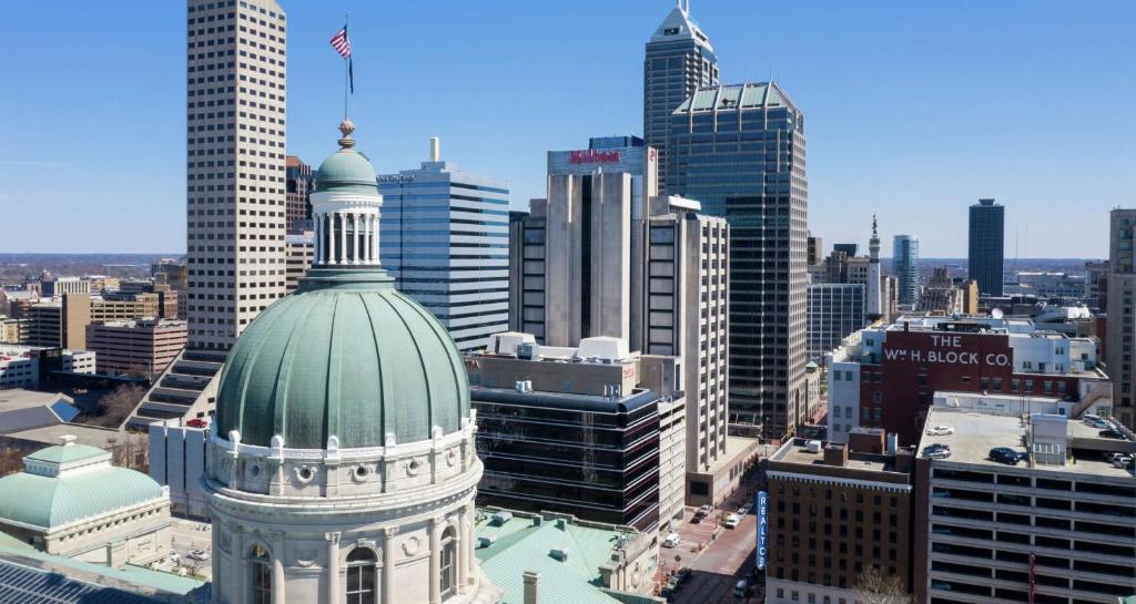Hilton Indianapolis Hotel & Suites photo