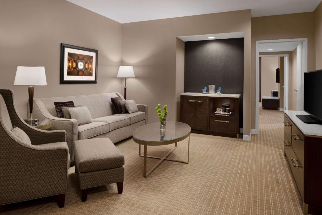 Hilton Indianapolis Hotel & Suites - 