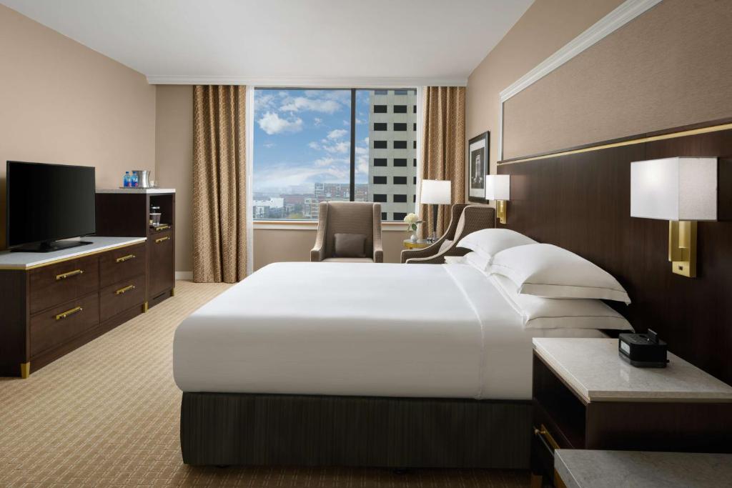Hilton Indianapolis Hotel & Suites - 