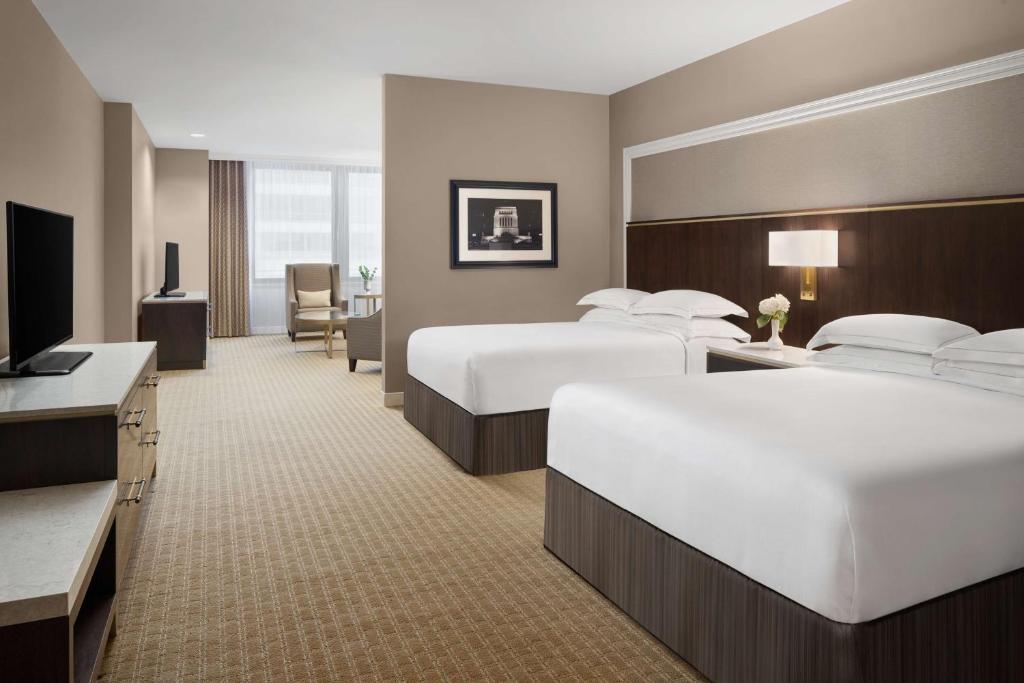 Hilton Indianapolis Hotel & Suites - Habitación Deluxe Queen Con Dos Camas Queen Y Sofá Cama