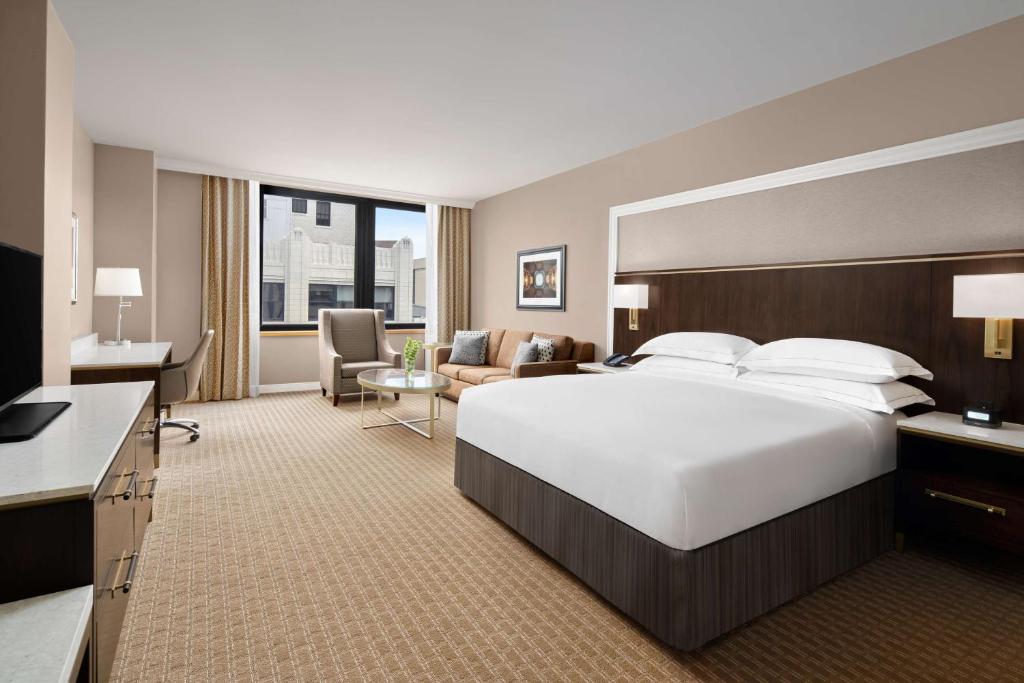Hilton Indianapolis Hotel & Suites - 
