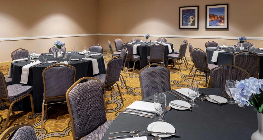 Hilton Indianapolis Hotel & Suites photo