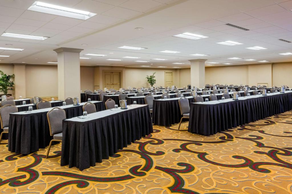Hilton Indianapolis Hotel & Suites photo
